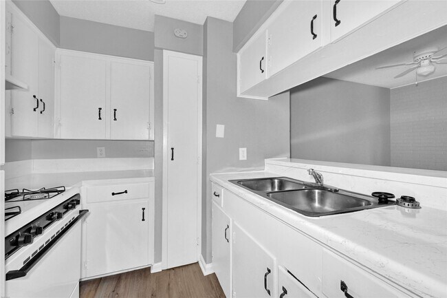 Building Photo - 1200 Carolyn Ct