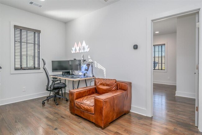 Building Photo - Desirable Hampstead Living!