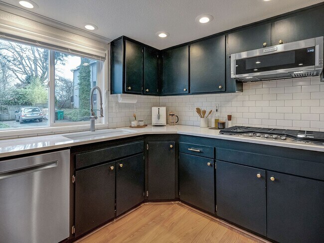 Building Photo - Chic Urban Oasis in Hillsdale