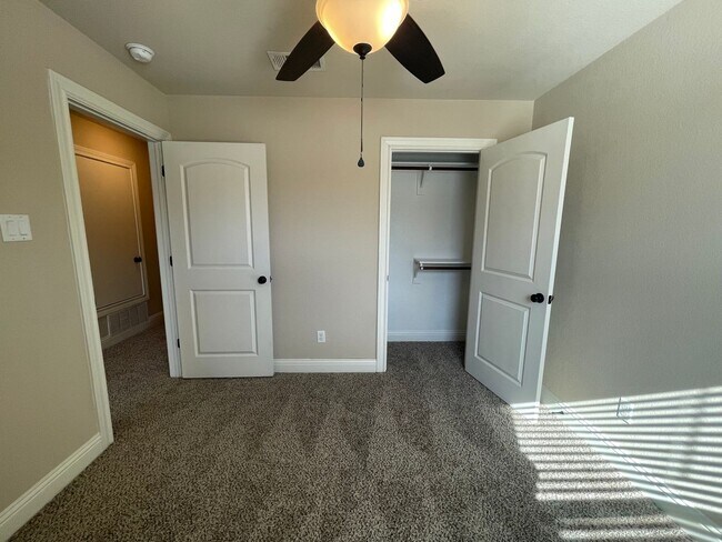 Building Photo - 3BD/2.5BA Benbrook Townhome – 9-Ft Ceilings, Granite Kitchen, Walk-In Master Shower, Attached Gar...