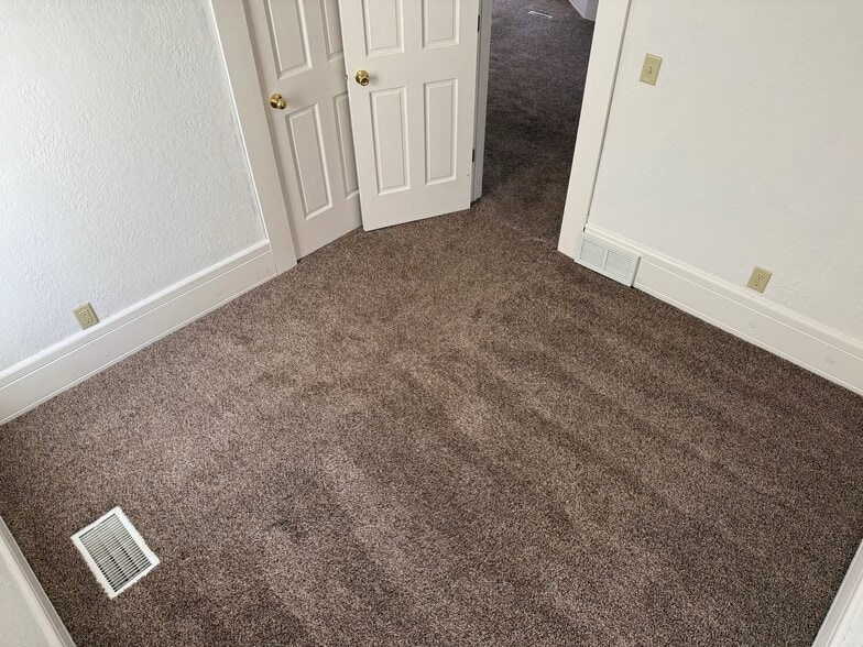 Building Photo - 684 Hawthorne Ave E