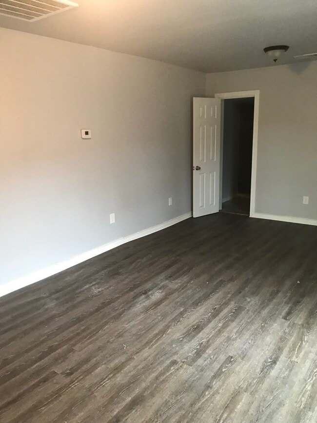 Building Photo - 512 Graham Ave