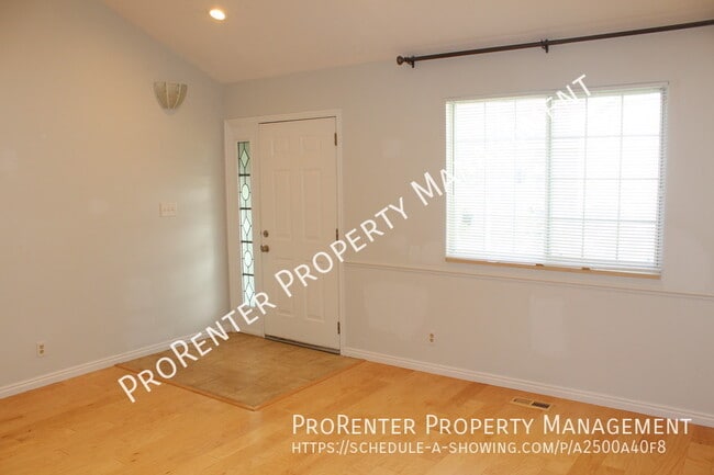 Building Photo - 523 Applewood Dr