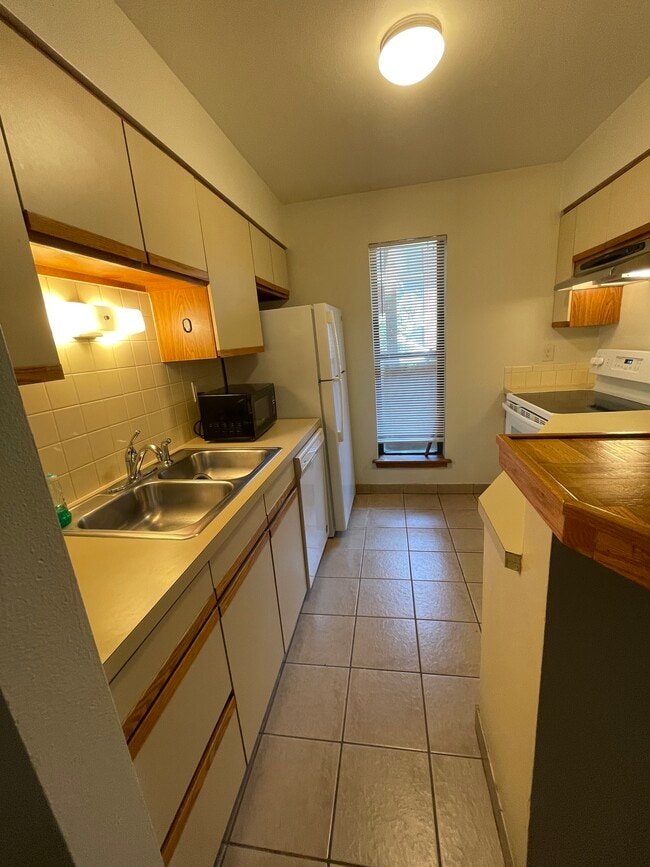 Building Photo - 2800 Kalmia Ave