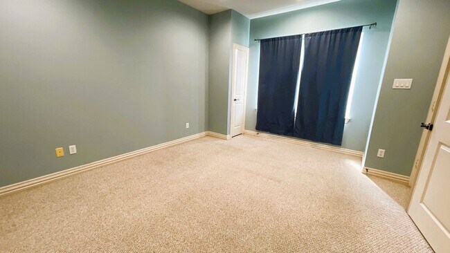 Building Photo - GORGEOUS Townhome in Inner Loop Gated Community **Ask about our NO CASH DEPOSIT option through OB...