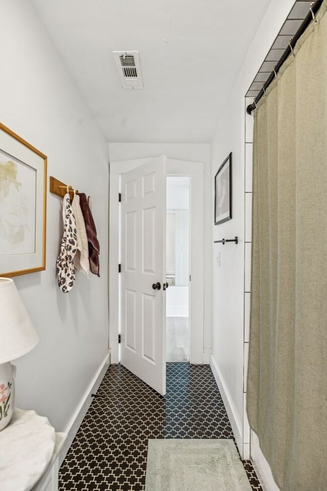 Building Photo - Charming Renovated 2BR/1BA Duplex in 1940s...