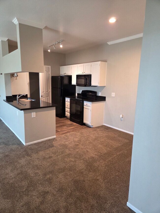 Building Photo - San Simeon Condo