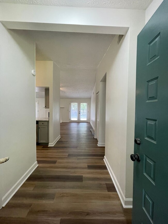 Building Photo - Beautifully renovated 3/2 off of Newton Br...