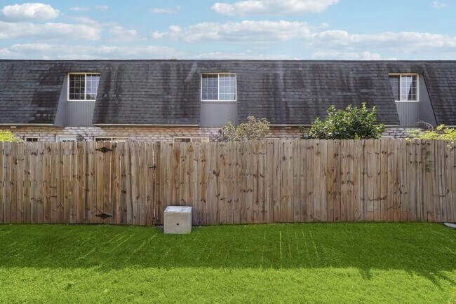 Building Photo - 104 Rondak Cir SE