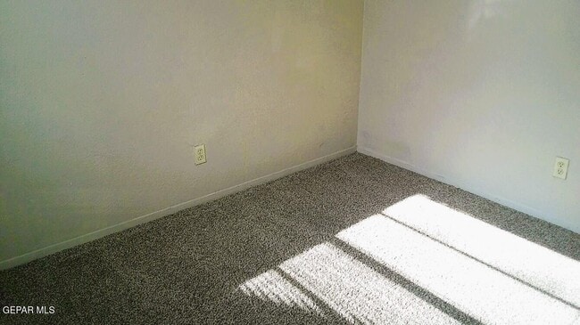 Building Photo - 3001 E Glen Dr