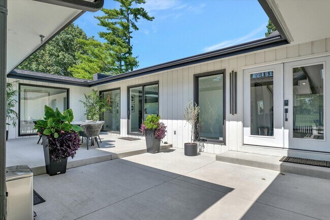Building Photo - Luxury Ranch House on Champaign Country Club