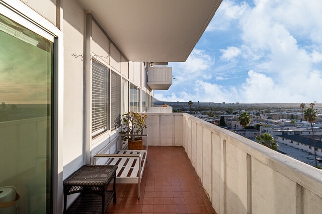 Building Photo - 7135 Hollywood Blvd