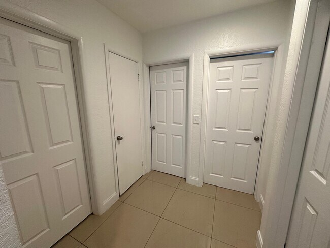 Building Photo - 104 NE 16th Ave