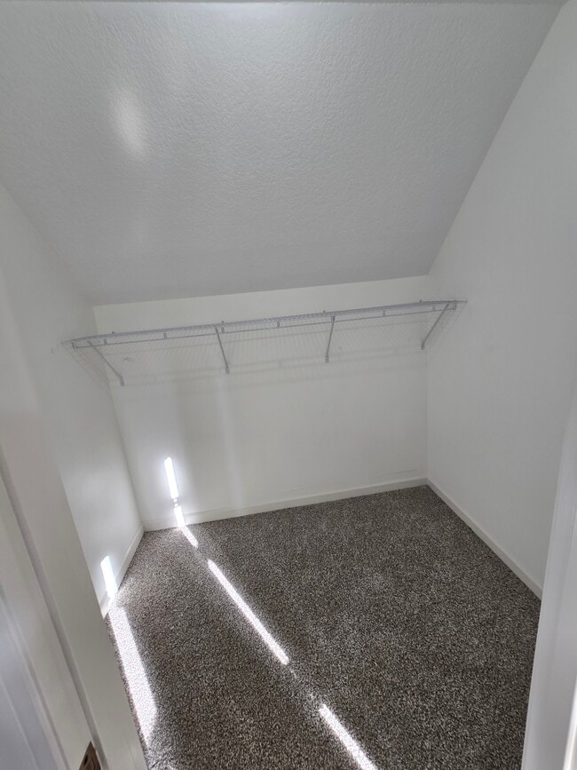 Building Photo - 856