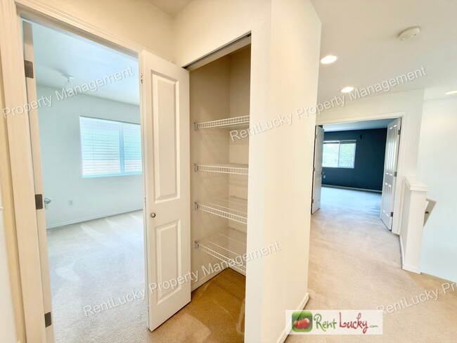 Building Photo - Beautiful 4 Bedroom Home in Lakeland Hills! High Ceilings, Natural Light, and Generous Layout!