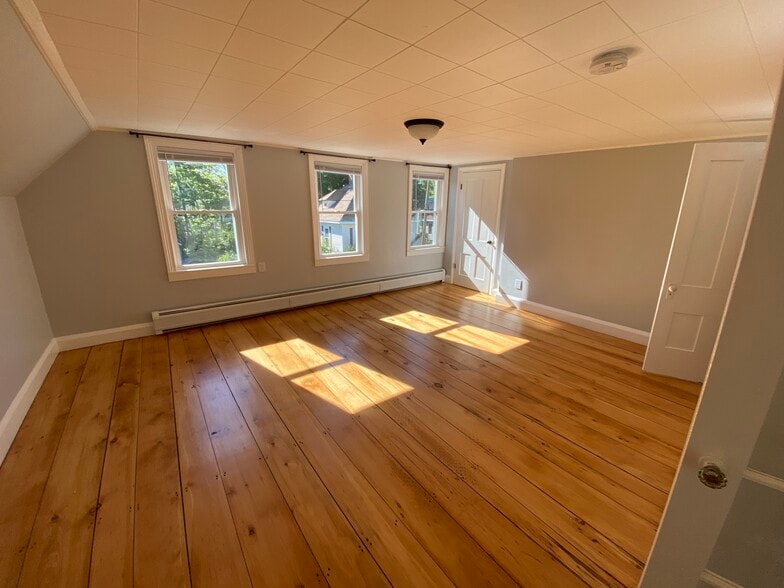 1st bedroom - 223 Pearl St