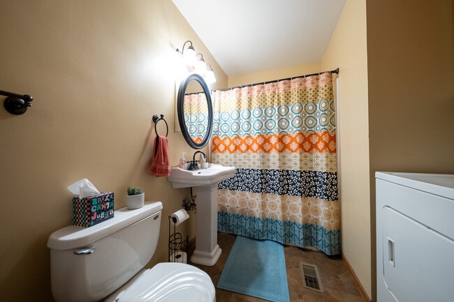 Building Photo - 5924 Idaho Ave N