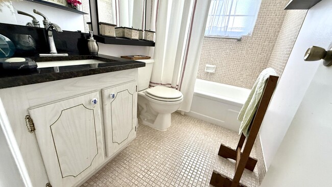Building Photo - 361 Tilford Q