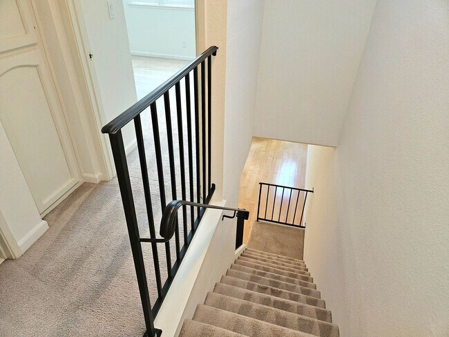Building Photo - Superb Location for this Spacious 2 Bedroom 1.5 Bath Campbell Townhouse