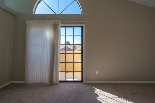 Building Photo - Spacious 6 Bedroom Home with a Balcony!