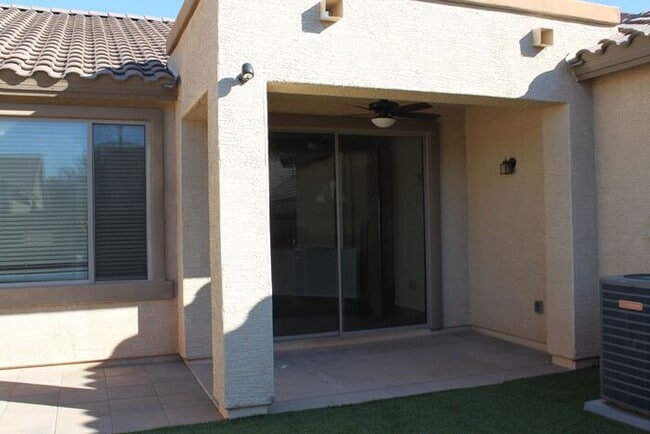 Building Photo - 3 Bedroom in Lyons Gate!