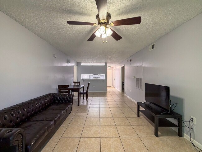 Building Photo - 4BR/4BA Condo off SW 34th Street - available NOW!