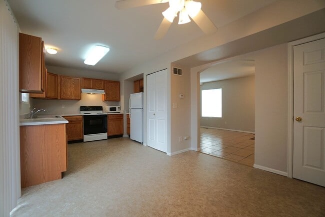 Building Photo - 472 Kitfield View