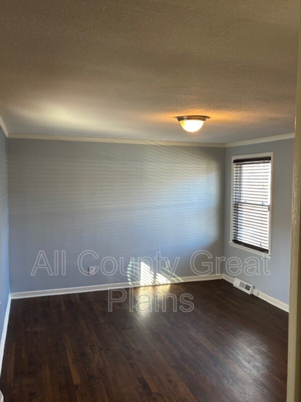 Building Photo - 218 W 83rd Terrace