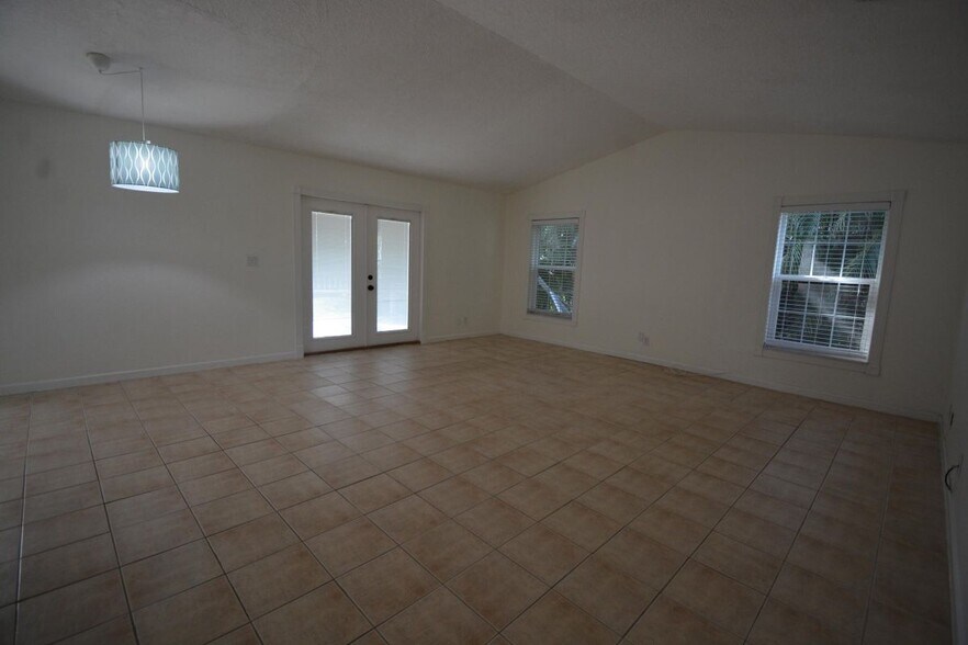 Building Photo - 1379 Pinetta Cir
