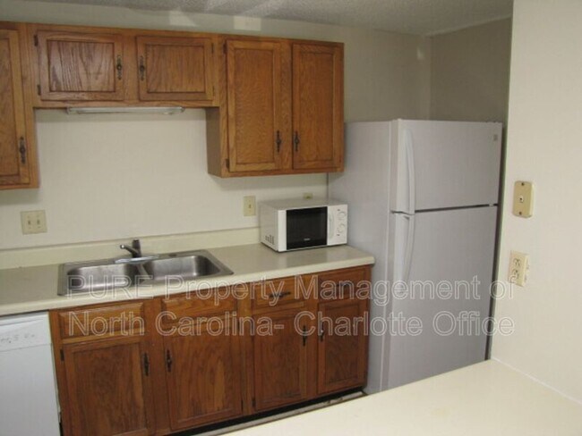 Building Photo - 9520 Shannon Green Dr