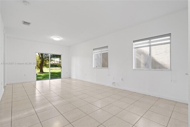 Building Photo - 1180 NE 41st Ave