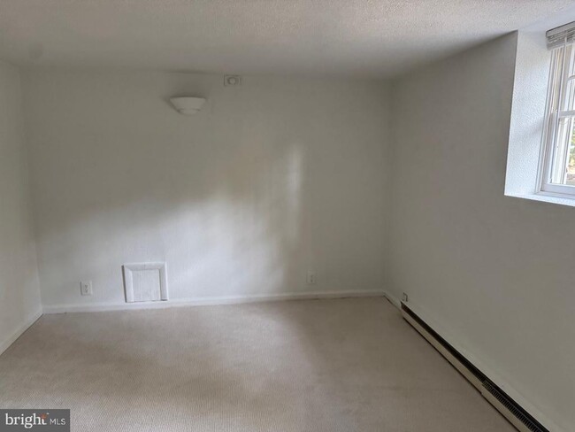 Building Photo - 4920 Butterworth Pl NW