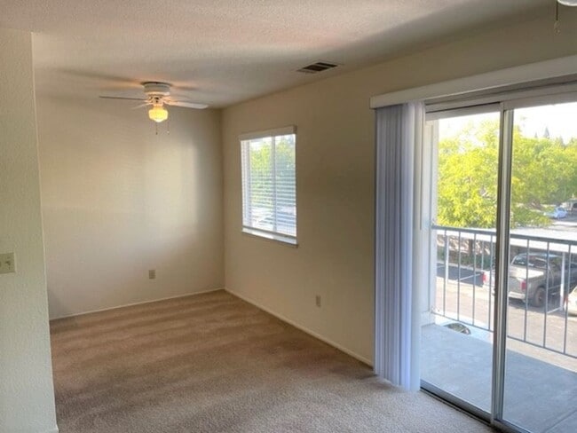 Building Photo - Spacious Orangevale condo that is clean, quite, and private.