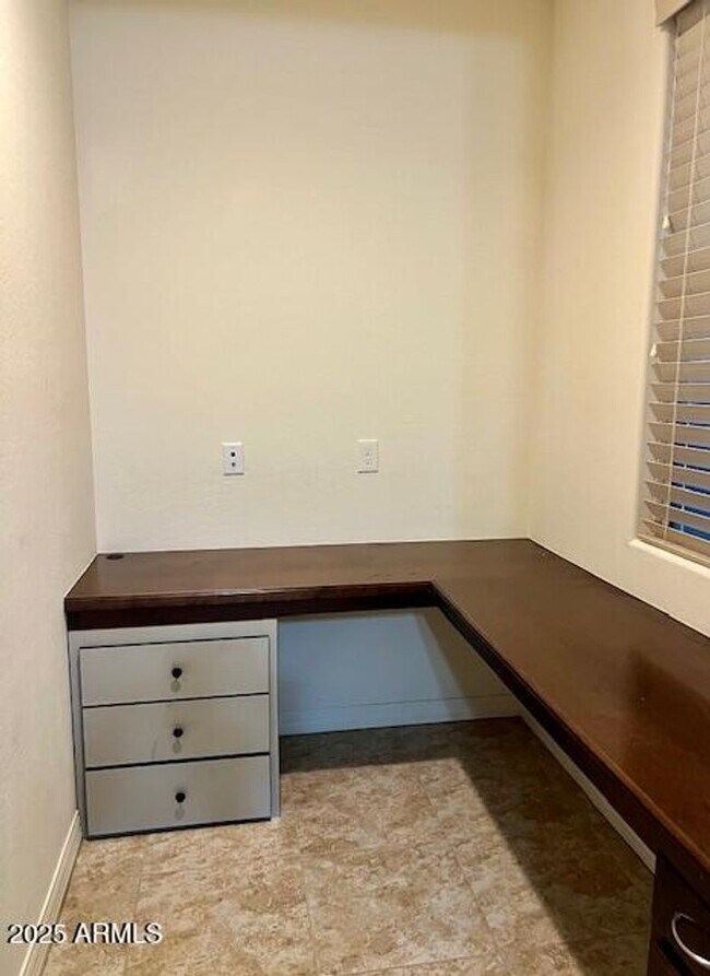 Building Photo - Gorgeous 4 bed 3.5 bath with Pool/Spa and ...
