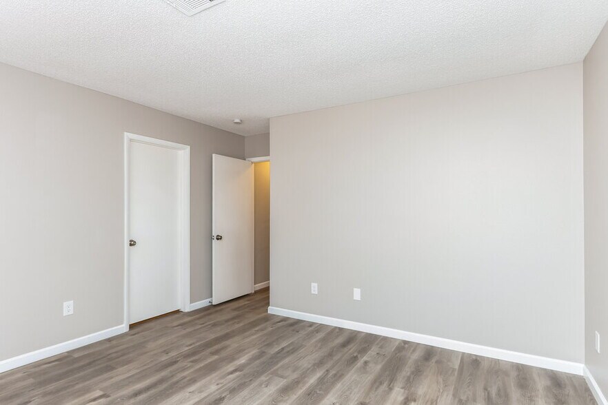 Building Photo - 7668 Kalmalii Ave