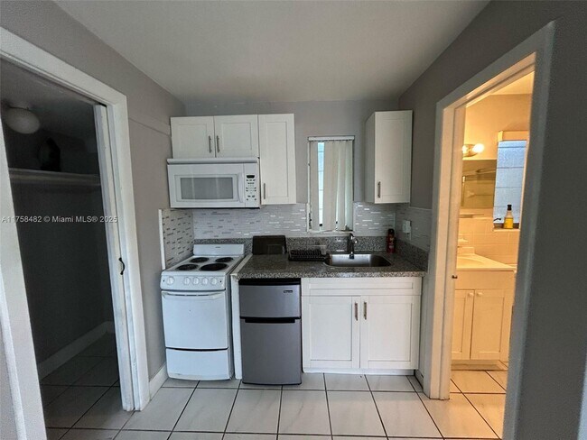Building Photo - 90 Isle of Venice Dr