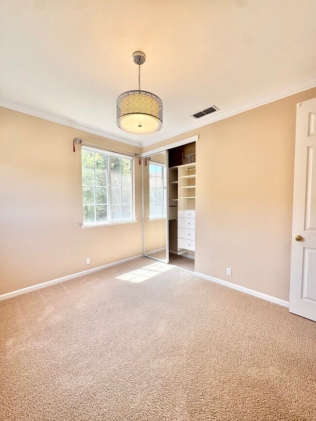 Building Photo - Beautiful large 4 bedroom home in rocklin!
