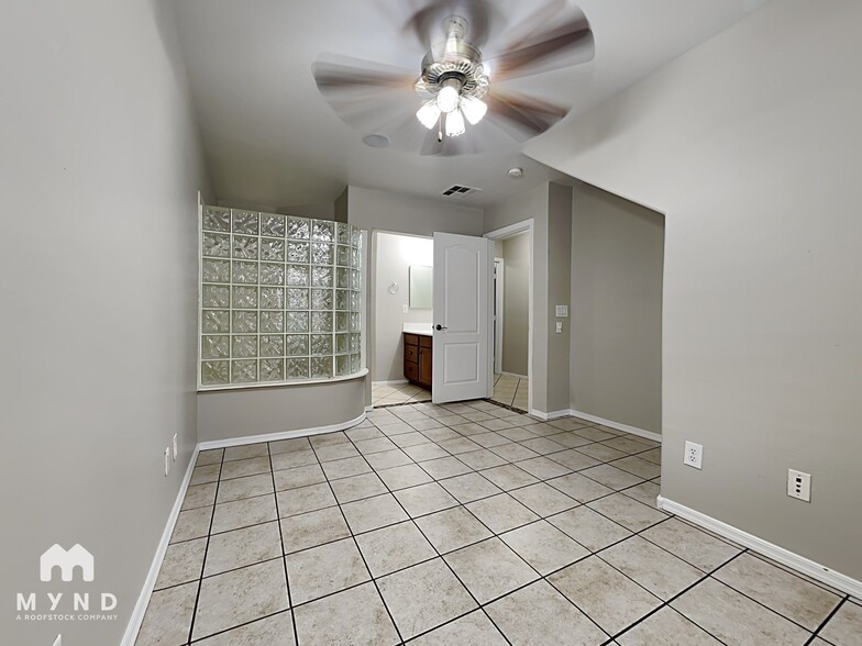 Building Photo - 5733 S 21st Pl