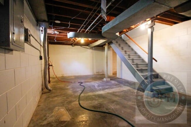Building Photo - Discover this 3-bedroom, 1-bath home in Omaha, NE,