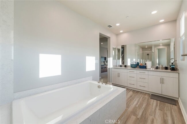 Building Photo - 102 Spectacle