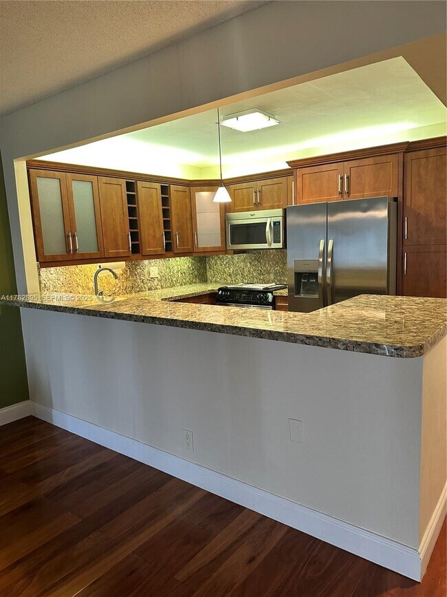 Building Photo - 2500 Parkview Dr