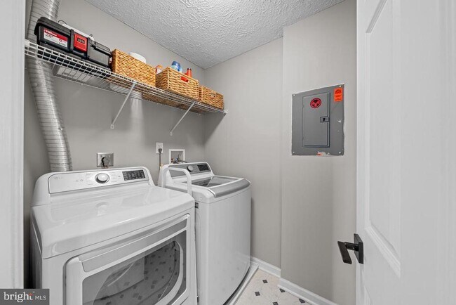 Building Photo - 5601 Avonshire Pl