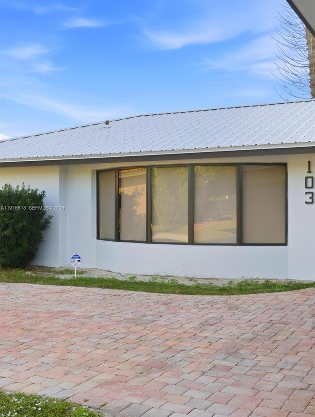 Building Photo - 103 Tropicana Dr