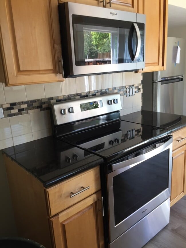 Building Photo - 136 Arana Dr