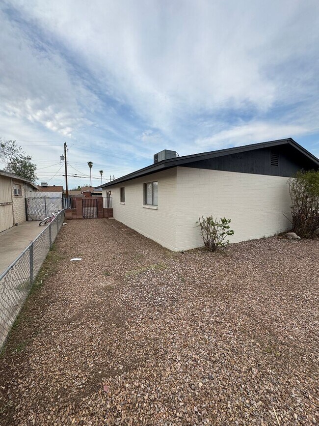 Building Photo - Fully upgraded home with garage!