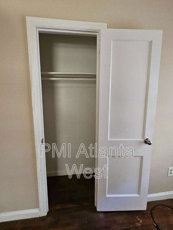 Building Photo - 418 Thaxton Dr SE