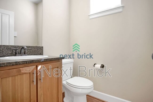 Building Photo - 4650 NE 3rd Ln