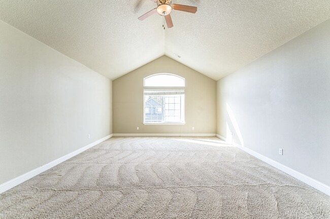 Building Photo - AVAILABLE FOR SHOWING ON 10/15!