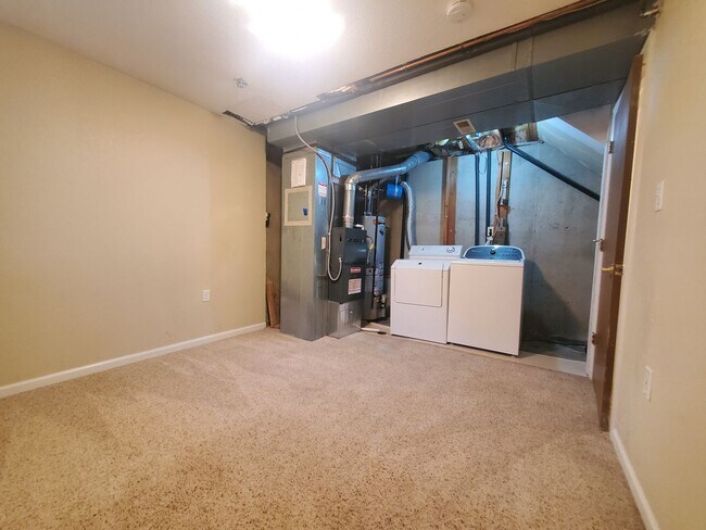 Building Photo - 3 Bedroom Home w Extra Room and 2 Car Garage in Stratford Lakes!