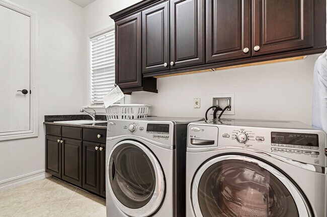 Building Photo - 815 Golden Bear Dr